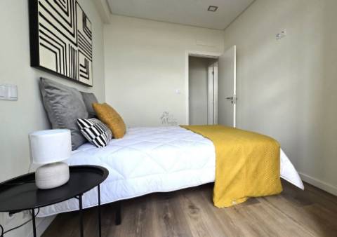 Apartamento T3 Totalmente Remodelado com Varanda em Benfica | Vista Monsanto