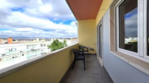 Apartamento T3 Totalmente Remodelado com Varanda em Benfica | Vista Monsanto