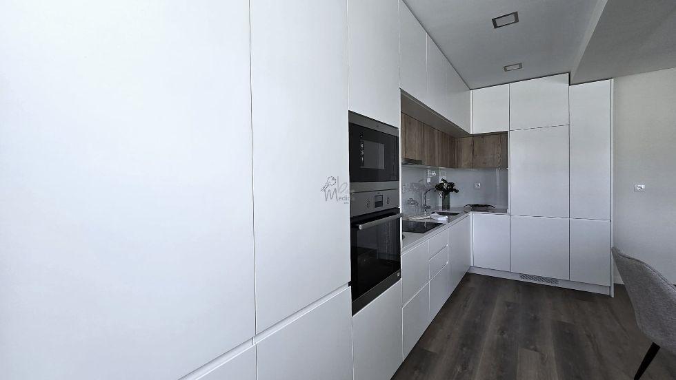 Apartamento T3 Totalmente Remodelado com Varanda em Benfica | Vista Monsanto
