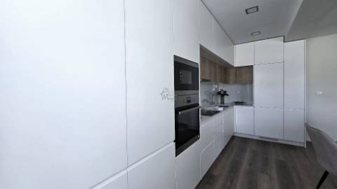 Apartamento T3 Totalmente Remodelado com Varanda em Benfica | Vista Monsanto