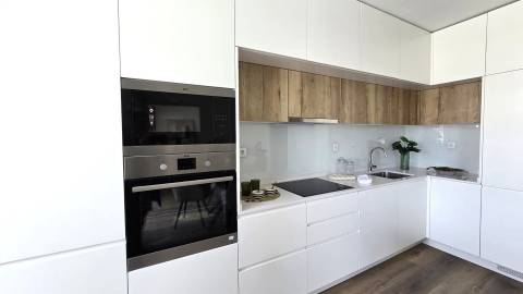 Apartamento T3 Totalmente Remodelado com Varanda em Benfica | Vista Monsanto