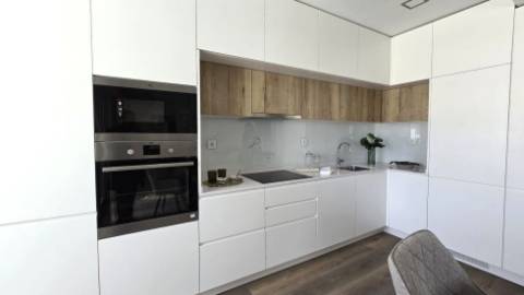 Apartamento T3 Totalmente Remodelado com Varanda em Benfica | Vista Monsanto