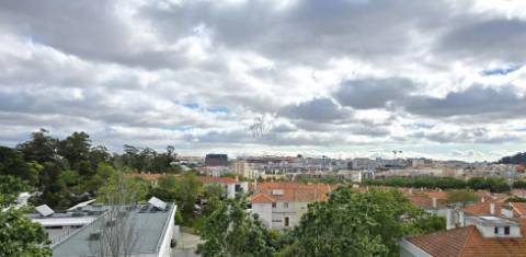 Apartamento T3 Totalmente Remodelado com Varanda em Benfica | Vista Monsanto