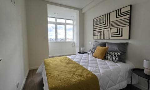 Apartamento T3 Totalmente Remodelado com Varanda em Benfica | Vista Monsanto