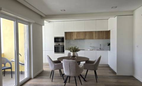Apartamento T3 Totalmente Remodelado com Varanda em Benfica | Vista Monsanto
