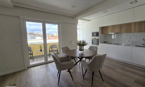 Apartamento T3 Totalmente Remodelado com Varanda em Benfica | Vista Monsanto