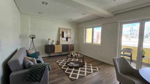 Apartamento T3 Totalmente Remodelado com Varanda em Benfica | Vista Monsanto