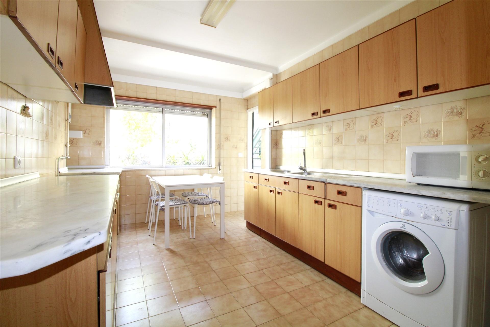Apartamento T4 mobilado e equipada em Celas