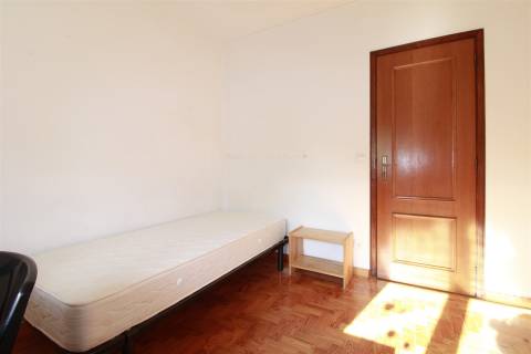 Apartamento T4 mobilado e equipada em Celas