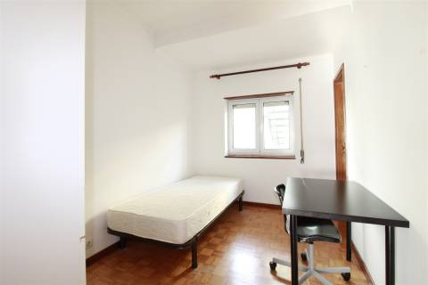 Apartamento T4 mobilado e equipada em Celas