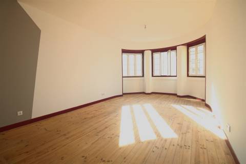 Apartamento T5 em Celas