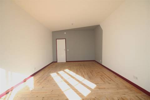 Apartamento T5 em Celas