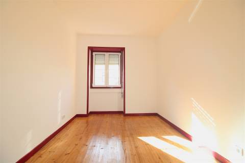 Apartamento T5 em Celas