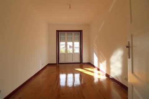 Apartamento T5 em Celas