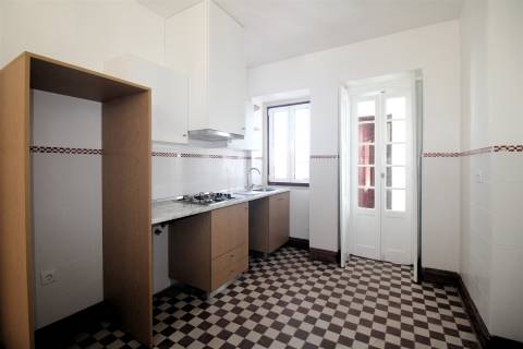 Apartamento T5 em Celas