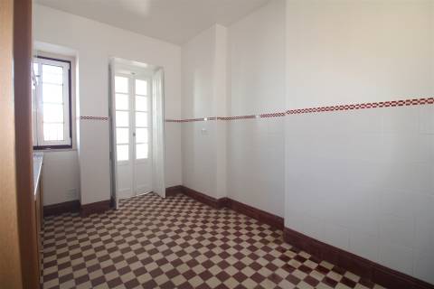 Apartamento T5 em Celas