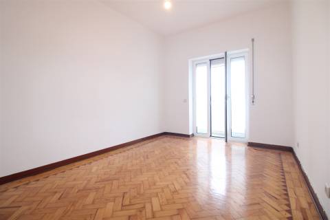 Apartamento T2 com Garagem no Vale das Flores