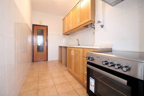 Apartamento T2 com Garagem no Vale das Flores