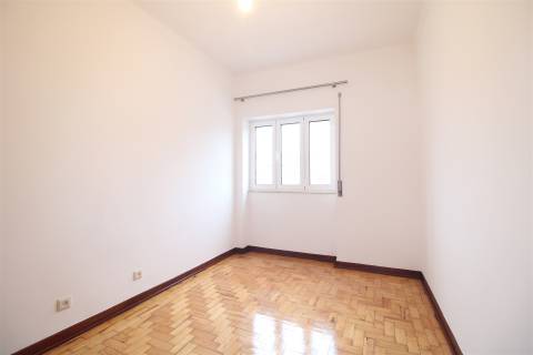 Apartamento T2 com Garagem no Vale das Flores