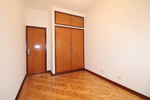 Apartamento T2 com Garagem no Vale das Flores