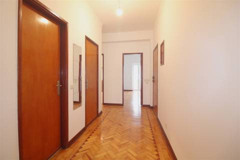 Apartamento T2 com Garagem no Vale das Flores