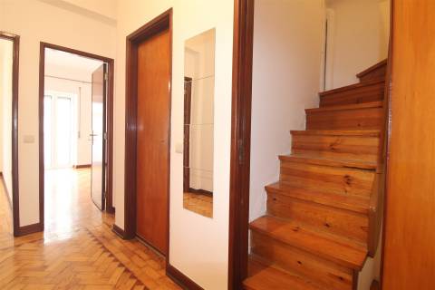 Apartamento T2 com Garagem no Vale das Flores