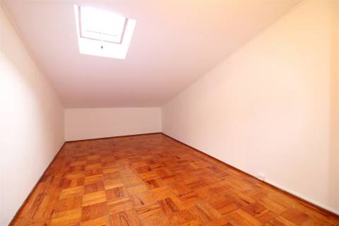 Apartamento T2 com Garagem no Vale das Flores