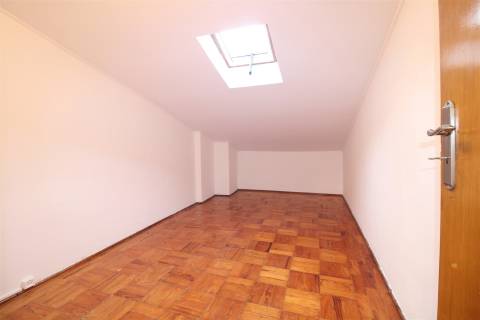 Apartamento T2 com Garagem no Vale das Flores