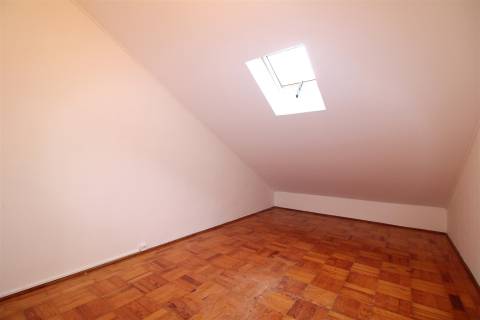 Apartamento T2 com Garagem no Vale das Flores