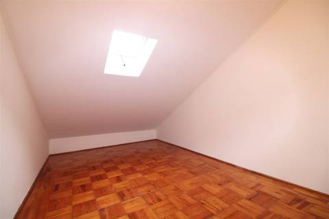 Apartamento T2 com Garagem no Vale das Flores