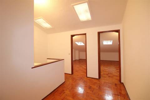 Apartamento T2 com Garagem no Vale das Flores