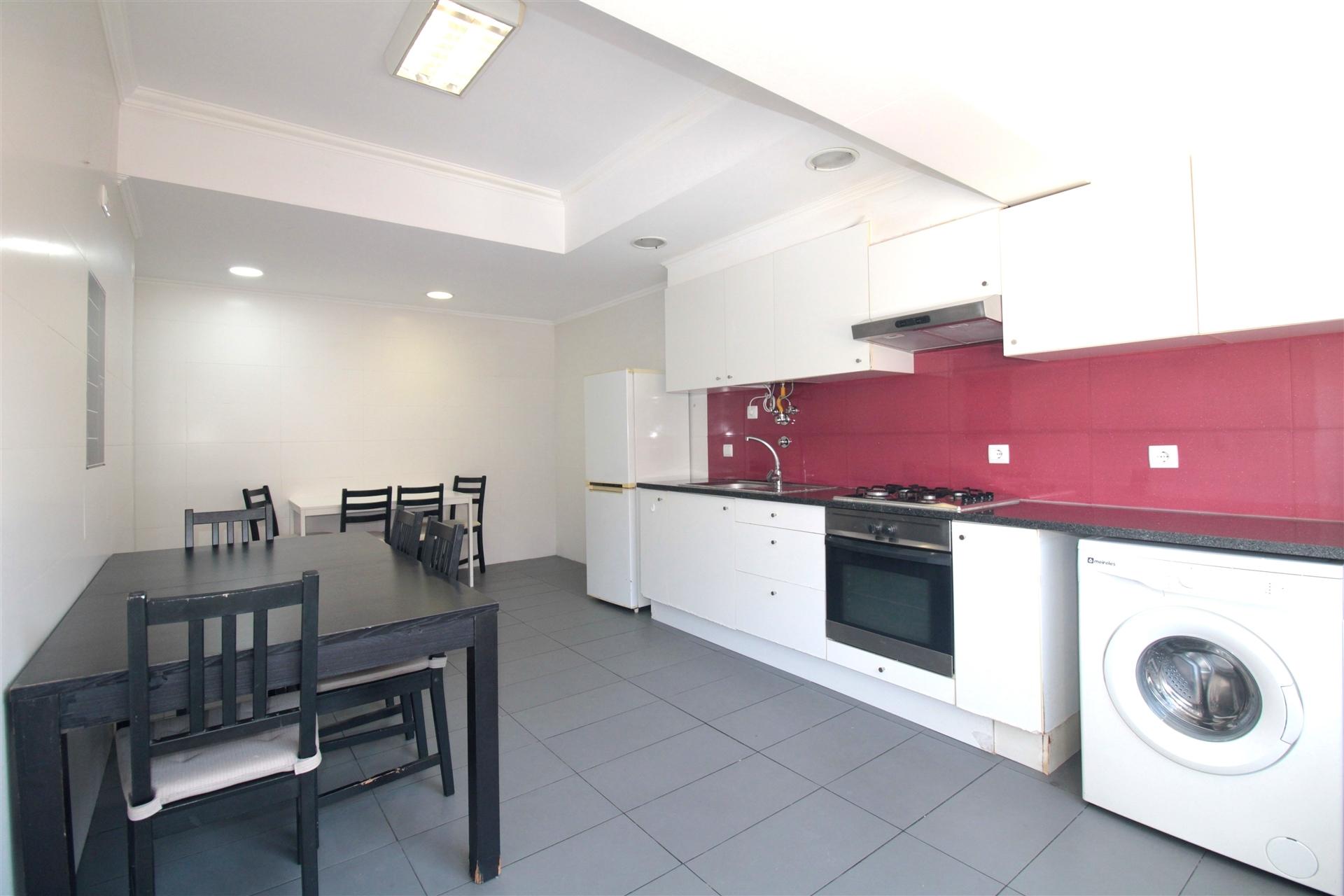 Apartamento T4 mobilado, no Bairro Norton de Matos