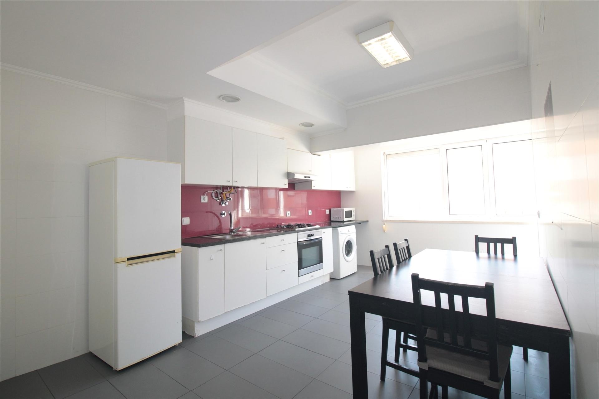Apartamento T4 mobilado, no Bairro Norton de Matos