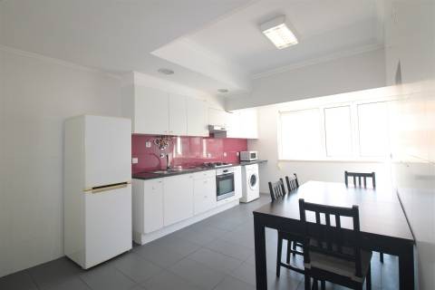 Apartamento T4 mobilado, no Bairro Norton de Matos