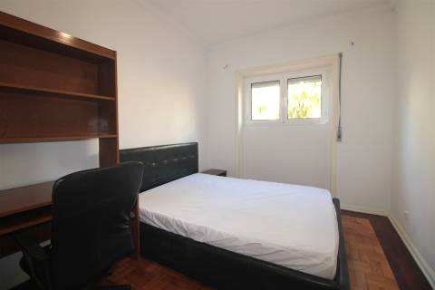 Apartamento T4 mobilado, no Bairro Norton de Matos