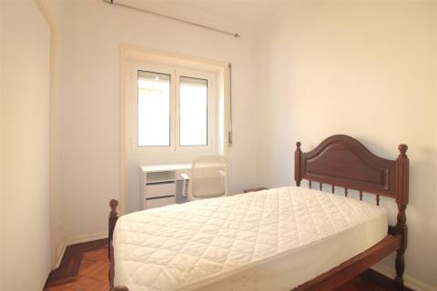 Apartamento T4 mobilado, no Bairro Norton de Matos
