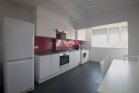 Apartamento T4 mobilado, no Bairro Norton de Matos