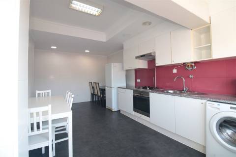 Apartamento T4 mobilado, no Bairro Norton de Matos