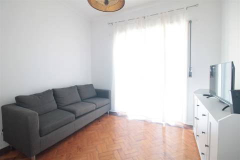 Apartamento T4 mobilado, no Bairro Norton de Matos