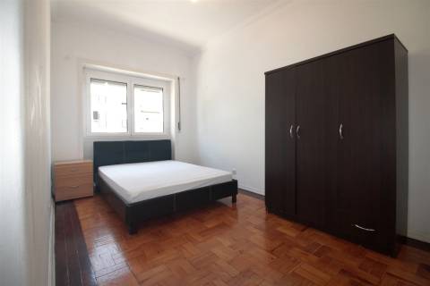Apartamento T4 mobilado, no Bairro Norton de Matos