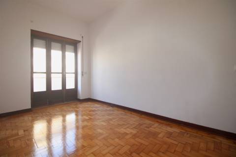 T2 com Garagem no Vale das Flores