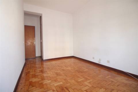 T2 com Garagem no Vale das Flores