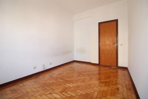 T2 com Garagem no Vale das Flores