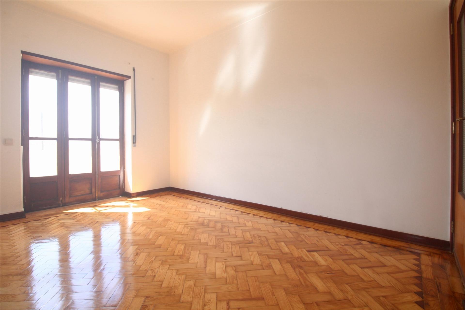 T2 com Garagem no Vale das Flores