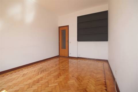 T2 com Garagem no Vale das Flores