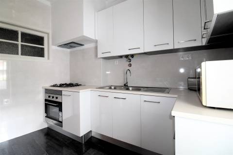 Apartamento T4 próximo Faculdade de Economia