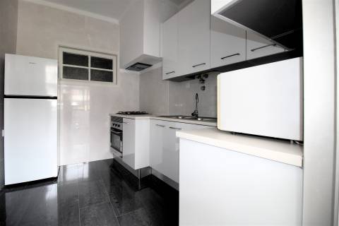 Apartamento T4 próximo Faculdade de Economia