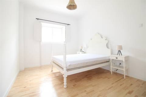 Apartamento T4 próximo Faculdade de Economia