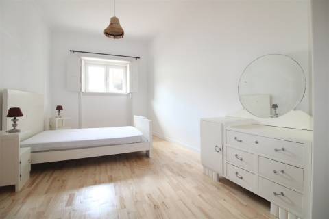 Apartamento T4 próximo Faculdade de Economia