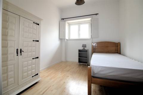 Apartamento T4 próximo Faculdade de Economia